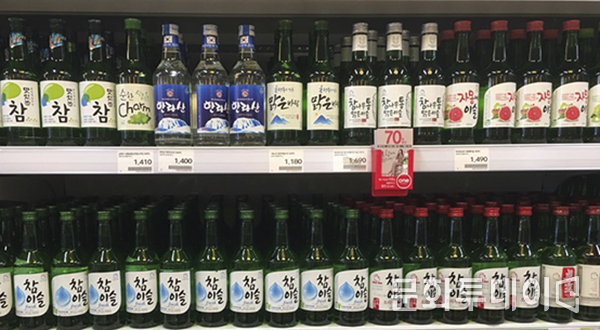 25일 홈플러스 합정점. 한라산 소주 제품이 정상적으로 판매되고 있다.
