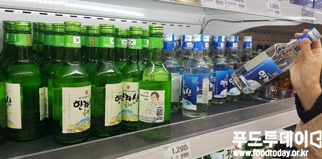 25일 농협하나로마트 중문점. 한라산 소주 제품이 정상적으로 판매되고 있다.
