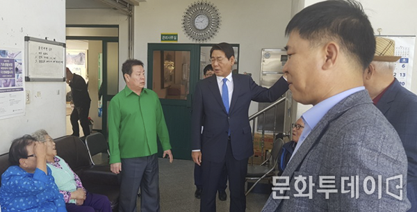 김교흥 위원장이 신현경로당에서 설명을 듣고 있다