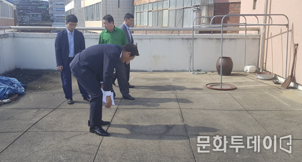 김교흥 위원장이 신현경로당에 현장을 살펴보고 있다
