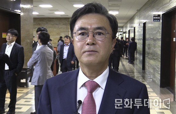 김태흠 국회의원이 문화투데이와 인터뷰를 하고 있다