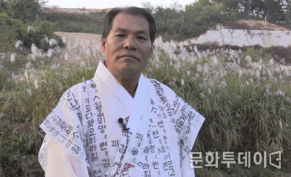 김상열 국악연수원 원장 제3회 정기공연 흥겨운 국악한마당 감사드리며, 인사말을 하고 있다