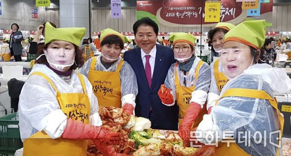 김병원 농협중앙회장이 국민행복나눔 김장축제에서 기념촬영을 하고 있다