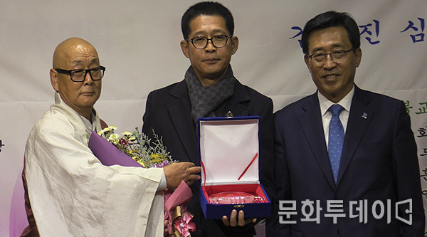 김춘진 심사위원장과 법륜스님 김만섭 한국오리협회 회장 감사패를 수상하고 있다