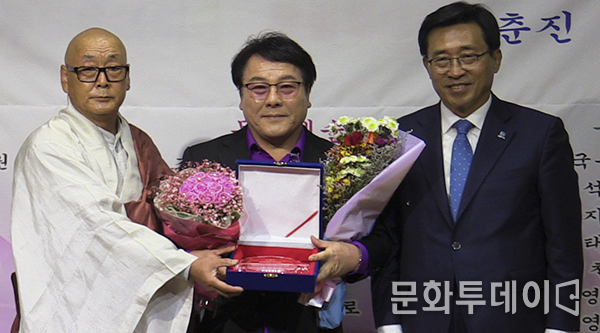 김춘진 심사위원장과 법륜스님 공로상 가수 빅진 2018 한국문화·불교진흥 빛낸인물 시상식 수상 기념 촬영