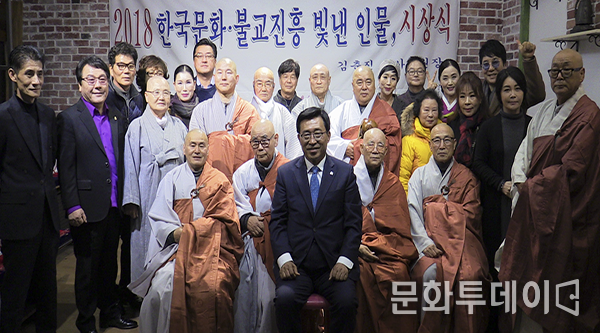 김춘진 심사위원장과 12월 1일 문화투데이 본사에서 한국문화불교진흥 빛낸인물 시상식을 마치고 기념 촬영을 하고 있다