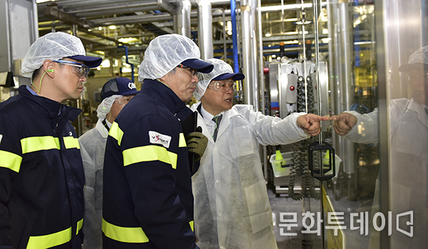 오른쪽 김성호 경인식약청장 병라인 주입실 현장을 방문하고 있다