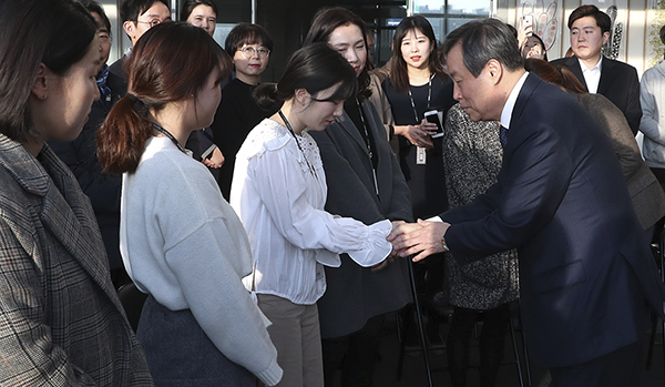 7일 도종환 문화체육관광부 장관 부산시 영화진흥위원회를 방문해 인사를 하고 있다