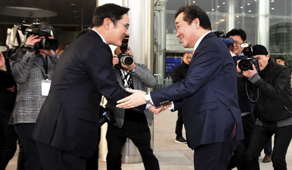 이낙연 국무총리 10일 수원시 삼성전자 공장에서 이재용 부회장과 악수를 하고 있다