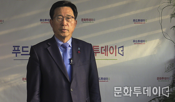 김춘진 전 보건복지상임위원장이 문화투데이와 인터뷰를 하고 있다