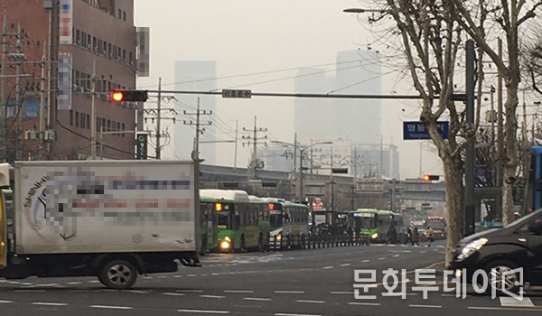 14일 오전 출근길 멀리서 보이는 건물이 흐릿하게 보일정도로 미세먼지 농도가 매우 나쁨 수준이다