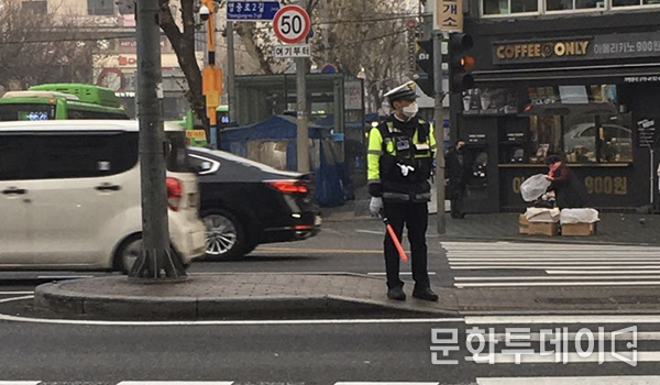 교통정리를 하는 경찰관도 마스크를 착용하고 있다.