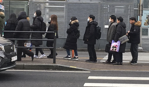 14일 서울시 영등포역 버스정류장에 출근하는 사람들이 마스크를 쓰고 출근을 하고 있다.
