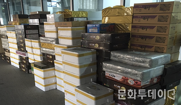 과일부터 생선, 한과 등 다양한 설 선물들이 배달돼 있다