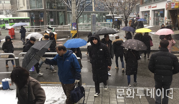 15일 서울시 영등포구 당산역 앞 시민들이 우산을 쓰며 출근을 하고 있다
