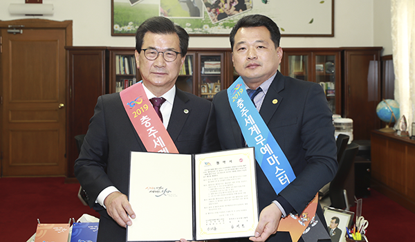 (왼쪽) 이시종 충북도지사와 (오른쪽) 김재준 충북옥외광고협회장이 홍보 협약을 체결했다