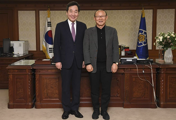 이낙연 국무총리(왼쪽)와 박항서 베트남 축구대표팀 감독(오른쪽)