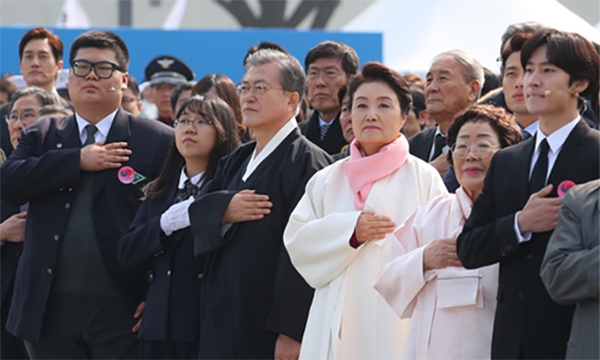 문재인 대통령(왼쪽에서 3번째)과 김정숙 여사가 서울 광화문광장 3.1절 100주년 기념식에 참석했다