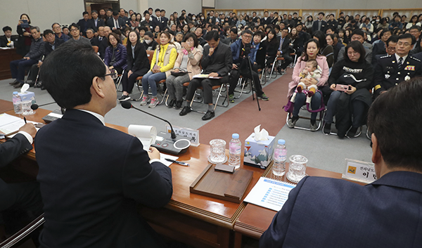 김영록 전남지사가 나주시청에서 나주시민들과 대화를 나누고 있다