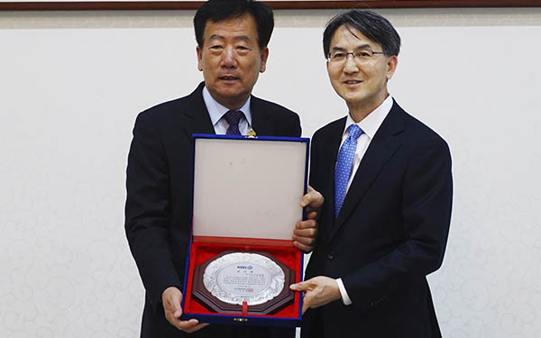 KBS로부터 민경천 한우자조금관리위원회 위원장이 감사패를 받고 있다.