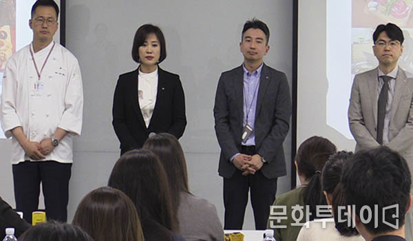 CJ제일제당 김경연 상무가, 셰프의 요리키트 '쿡킷'에 대해 설명하고 있다.