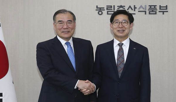 왼쪽부터 이개호 농림축산부 장관, 양승조 충남도지사