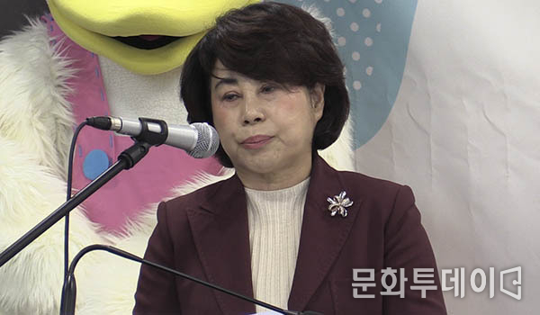 김연화 소비자공익네트워크 회장이 오리요리경진대회에서 인사말을 하고 있다.