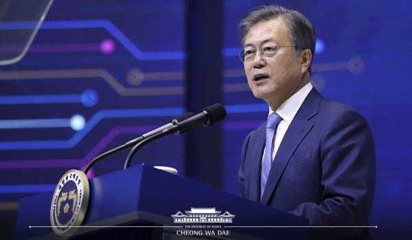 문재인 대통령이 삼성전자 화성사업장 부품연구동에서 개최된 '시스템 반도체 비전 선포식'에 참석, 비전을 제시하고 있다. (사진출처 : 청와대)