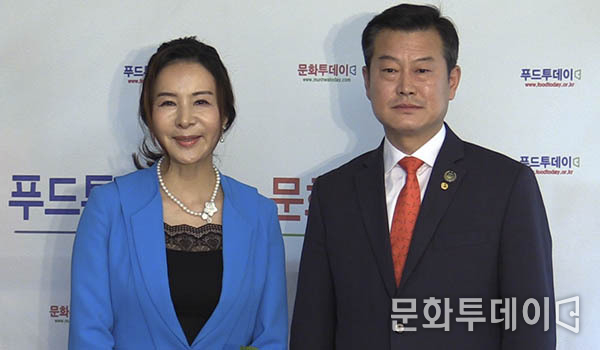 김성은 문화투데이 논설위원이 문화투데이 스튜디오에서 이선호 한중실크로드교류협회 회장을 인터뷰하고 있다.