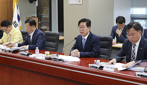 양승조 충남지사가 27일 당진시청 해나루홀서 열린 실국원장회의를 주재하고, ‘당진·평택항 매립지의 충청남도 귀속 결정 촉구 공동건의문’을 채택했다.