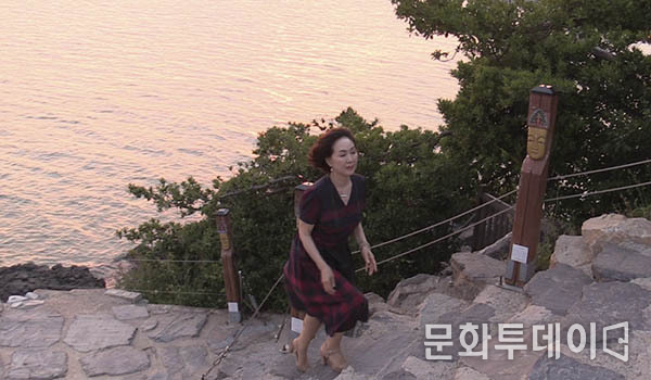 구재숙 배우, 간월암 사찰을 올라가고 있다.