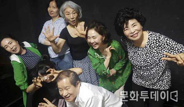 구재숙 배우가 극단 듀공아 김진우 감독의 "이별의 인천공항"연극 연습중