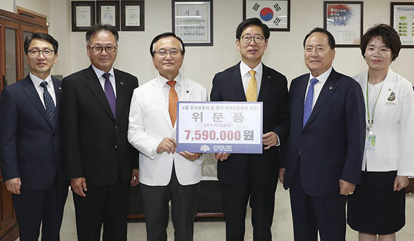 양승조 충남지사가 5일, 대전보훈병원에서 위문품을 전달하고 있다.