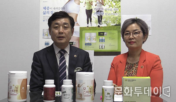 왼쪽부터 황병태 에이스제이엠 회장, 김정미 에이스제이엠 대표