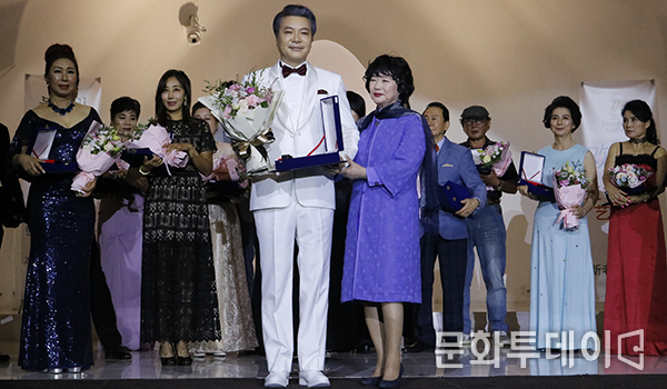이상원 블루밍대상 수상자. 수상자들이 기념촬영을 하고 있다.