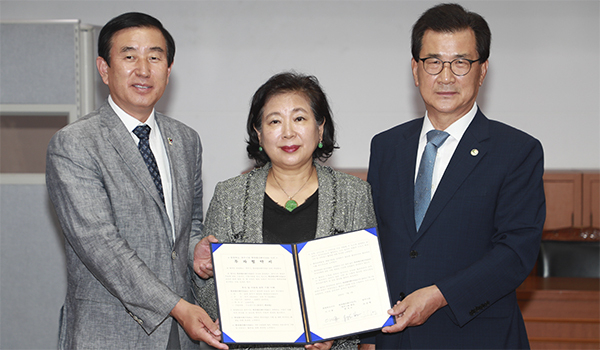 왼쪽부터 조길형 충주시장, 현정은 현대그룹 회장, 이시종 도지사