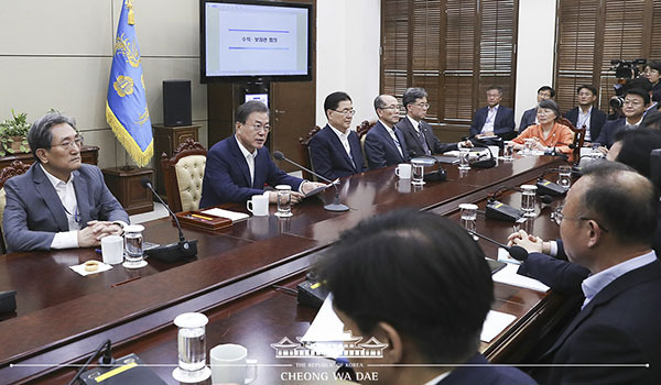 22일 문재인 대통령이 청화대에서 주재한 수석보좌관 회의 (사진 : 청와대 홈페이지)