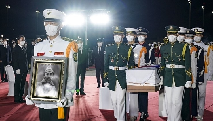 지난 15일 경기도 성남 서울 공항, 홍범도 장군의 유해가 도착했다. 
