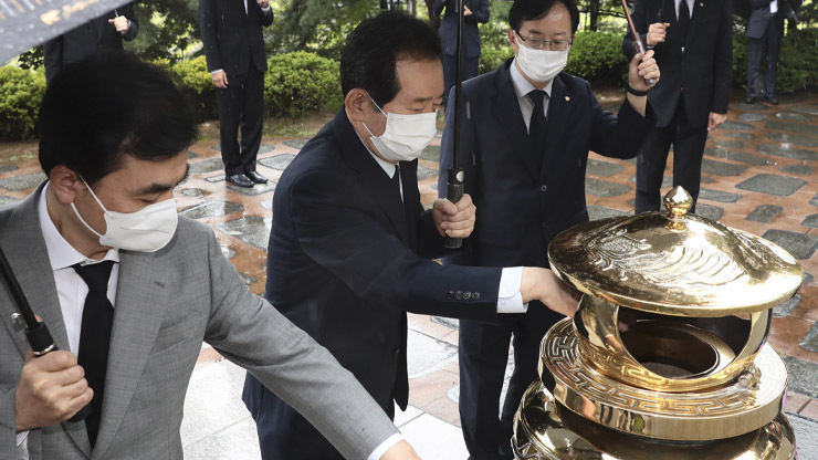 정세균 전 국무총리가 김대중 전 대통령 서거 12주기인 18일 서울 동작구 국립서울현충원 고 김대중 전 대통령 묘역에서 참배하고 있다