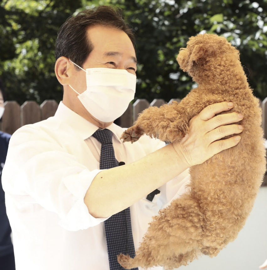 정세균대통령후보가 공약발표후 강아지를 않고있다