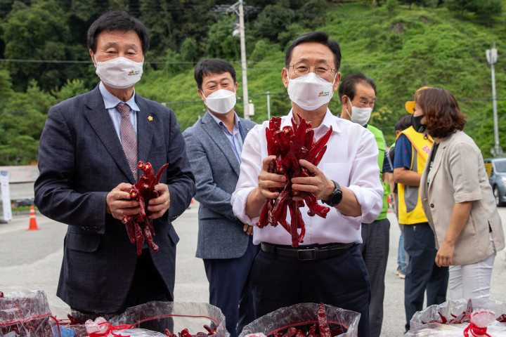  이차영 괴산군수( (오른쪽) 와 신동운 괴산군의회 의장이 ‘순정농부 고추장터’를 방문했다.