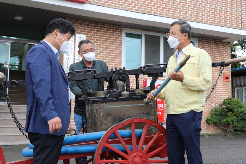 조선호 충남소방본부장이 (오른쪽) 소방완용펌프를 살펴보고 있다.