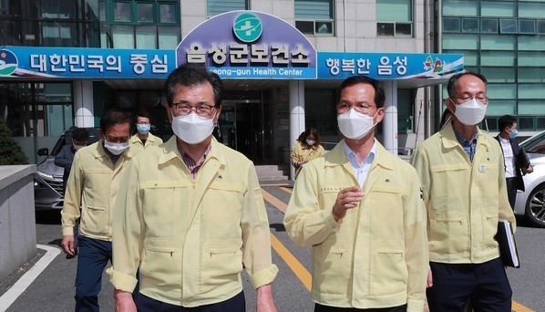 이시종 충북지사(왼쪽)가 음성군청을 나서고있다.