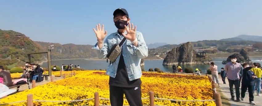도담삼봉 국가지질공원에서 한 관광객이 촬영이벤트에 참여해 즐거워하고 있다.