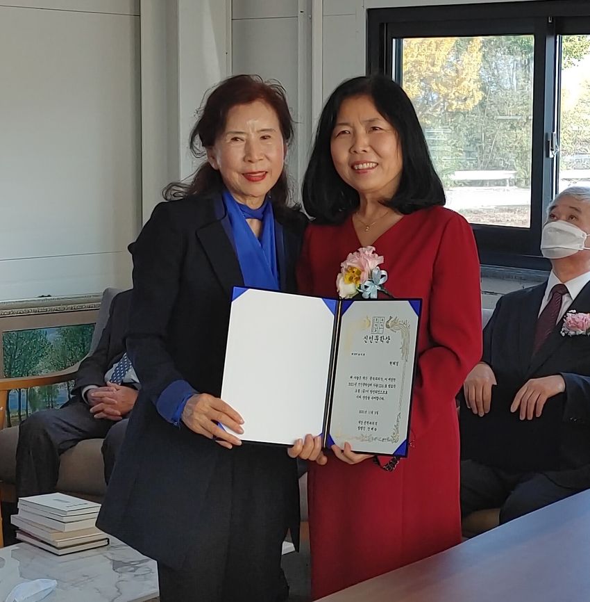 신인상 수상자 현혜경 씨(우)와 안혜숙 발행인(좌)