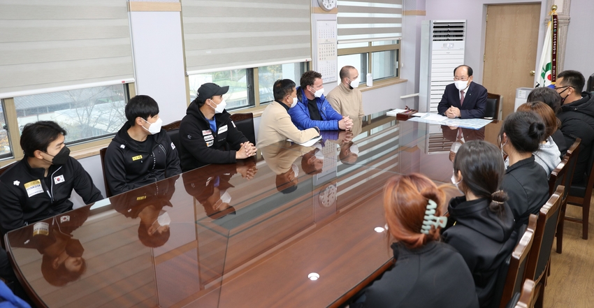 12일 대한카누협회 국가대표 선수단이 류한우 단양군수를 예방, 내년 항저우 아시안게임을 대비한 카누선수단의 훈련에 대해 협조를 구하고 있다. (좌장 석이 류한우 단양군수)