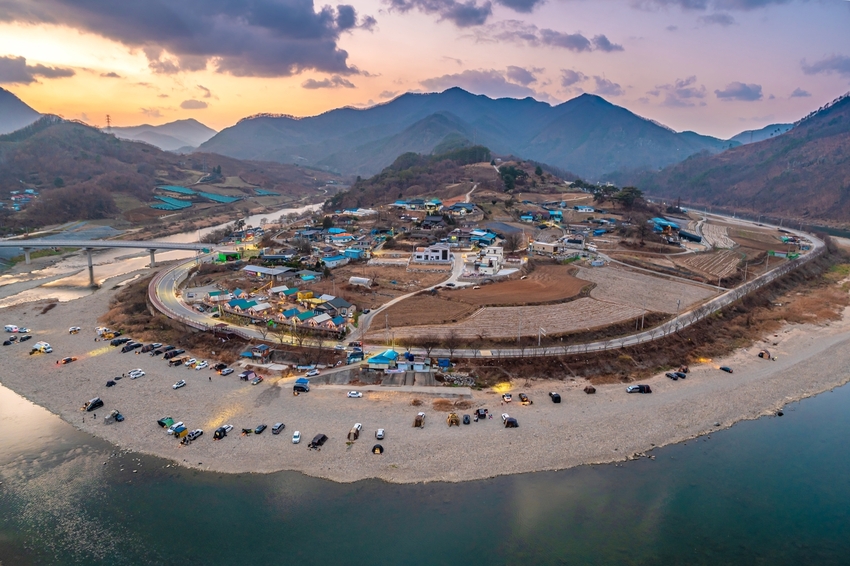 충주 수주팔봉이 최근 '차박'의 성지라는 각광속에 관광객들의 캠핑 명소로 떠오르고 있다.