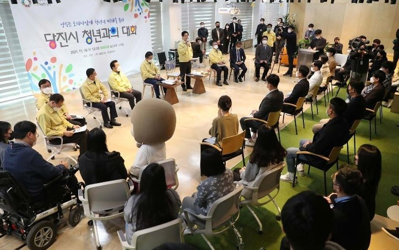 당진시 청년들 앞에서 마이크를 잡은 양 지사.
