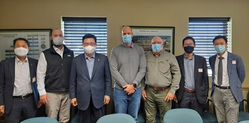 김 사장(왼쪽에서 세번째)과 Zen-Noh Grain社 General Manager Chris Frederking(왼쪽에서 4번째)