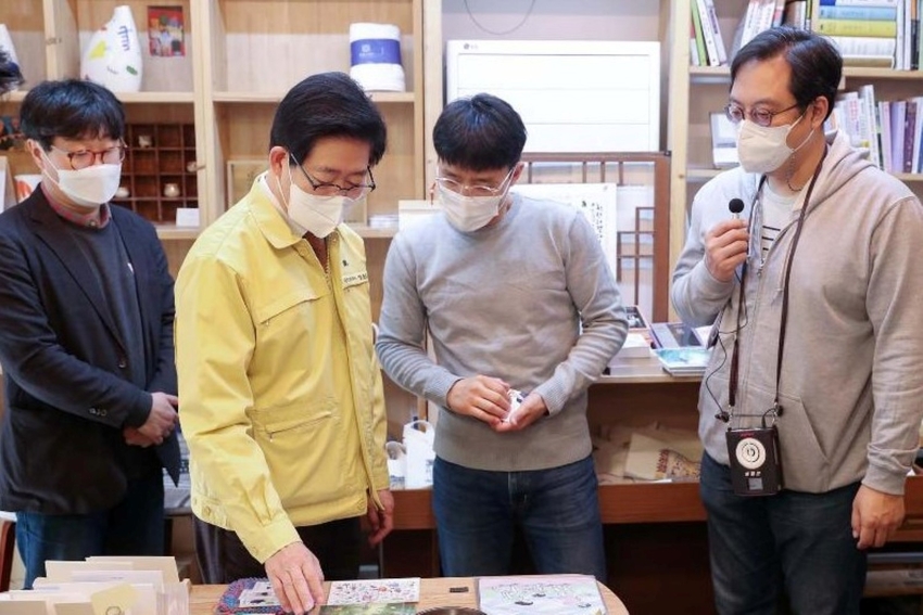 양승조 충남지사가 19일 공주시를 방문, 청년들과 대화하고 있다